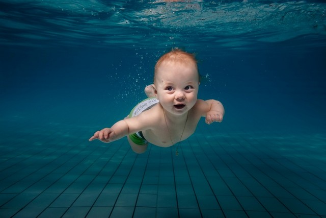 شنای کودکان در زیر آب