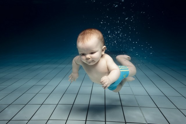 شنای کودکان در زیر آب